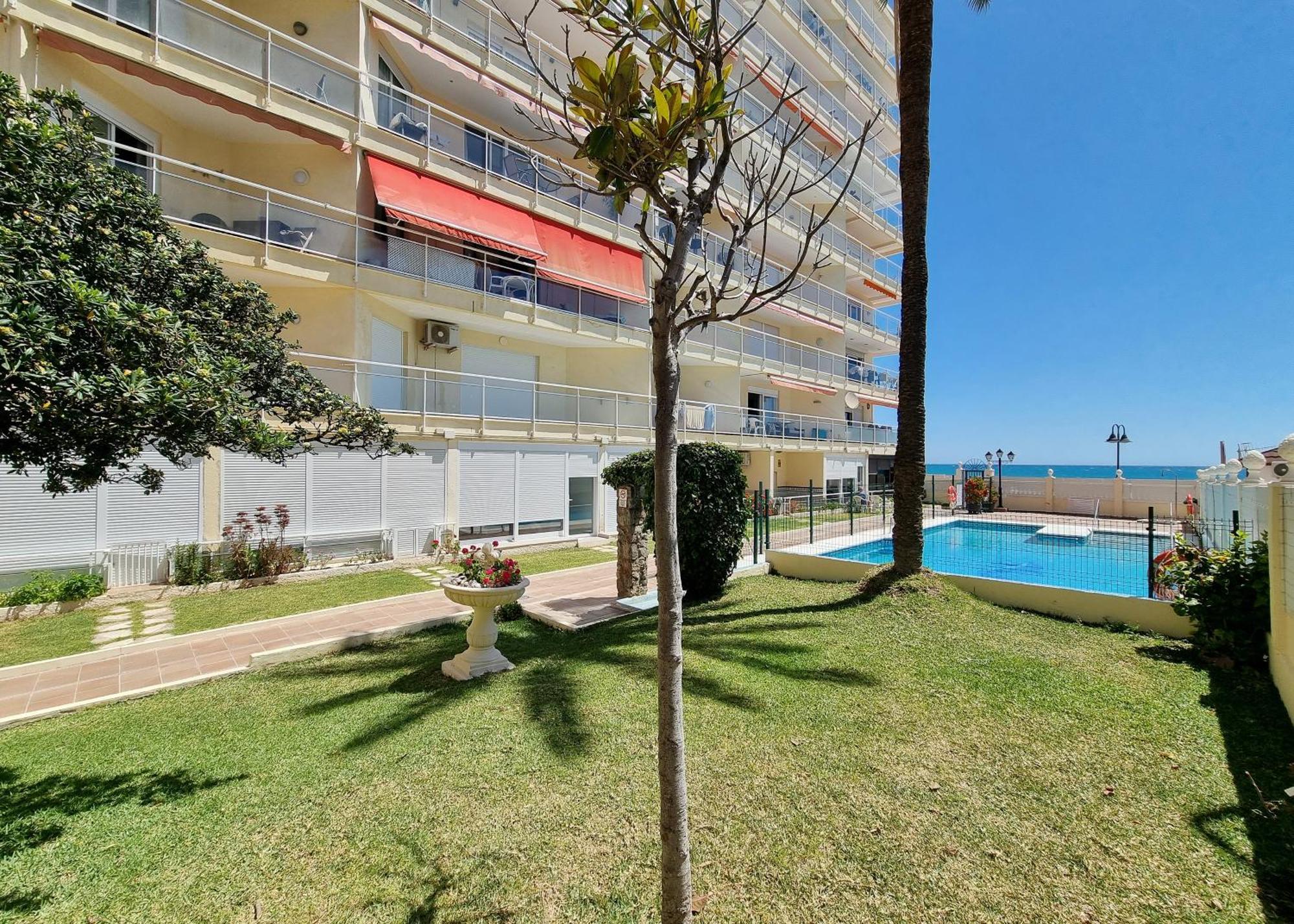 Tinoko Apartament In La Carihuela Beach Torremolinos Bagian luar foto